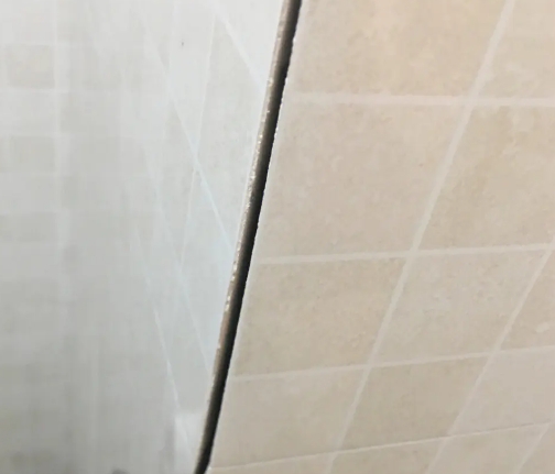 七台河瓷砖空鼓维修公司分享阳台瓷砖脱落的修复过程可以分为以下几个步骤